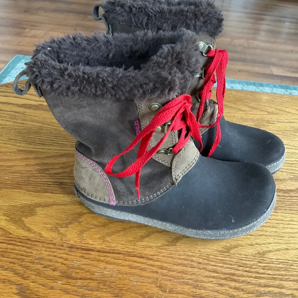 Crocs Winter Boots Women Size 5 Brown Suede Faux Fur‎ Red Laces